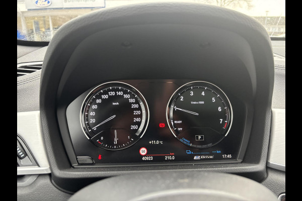 BMW X1 xDrive25e eDrive M Sport | SCI | Bellen voor bezichtiging  | Plug-in Hybride | PHEV | 220pk | Panoramadak | Storm Bay Metallic | 19 inch | M Pakket | Camera | Sportstoelen | Led verlichting | Head Up Display | Shadowline Exterieur | | SCI