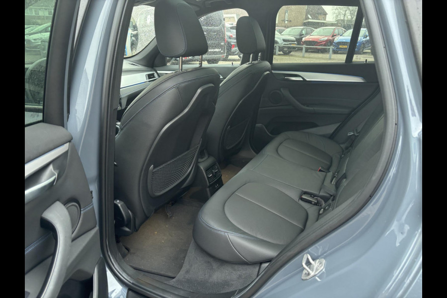 BMW X1 xDrive25e eDrive M Sport | SCI | Bellen voor bezichtiging  | Plug-in Hybride | PHEV | 220pk | Panoramadak | Storm Bay Metallic | 19 inch | M Pakket | Camera | Sportstoelen | Led verlichting | Head Up Display | Shadowline Exterieur | | SCI