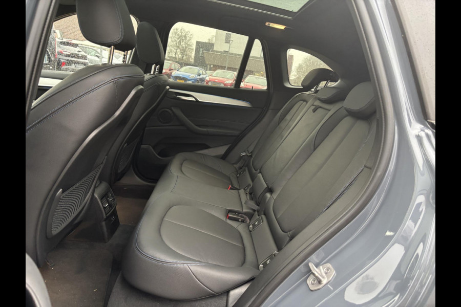 BMW X1 xDrive25e eDrive M Sport | SCI | Bellen voor bezichtiging  | Plug-in Hybride | PHEV | 220pk | Panoramadak | Storm Bay Metallic | 19 inch | M Pakket | Camera | Sportstoelen | Led verlichting | Head Up Display | Shadowline Exterieur | | SCI