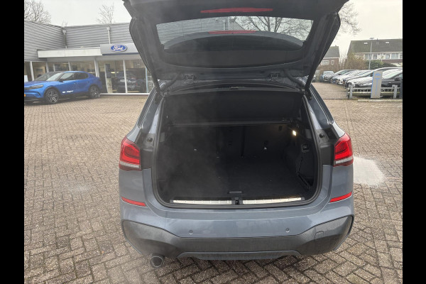 BMW X1 xDrive25e eDrive M Sport | SCI | Bellen voor bezichtiging  | Plug-in Hybride | PHEV | 220pk | Panoramadak | Storm Bay Metallic | 19 inch | M Pakket | Camera | Sportstoelen | Led verlichting | Head Up Display | Shadowline Exterieur | | SCI
