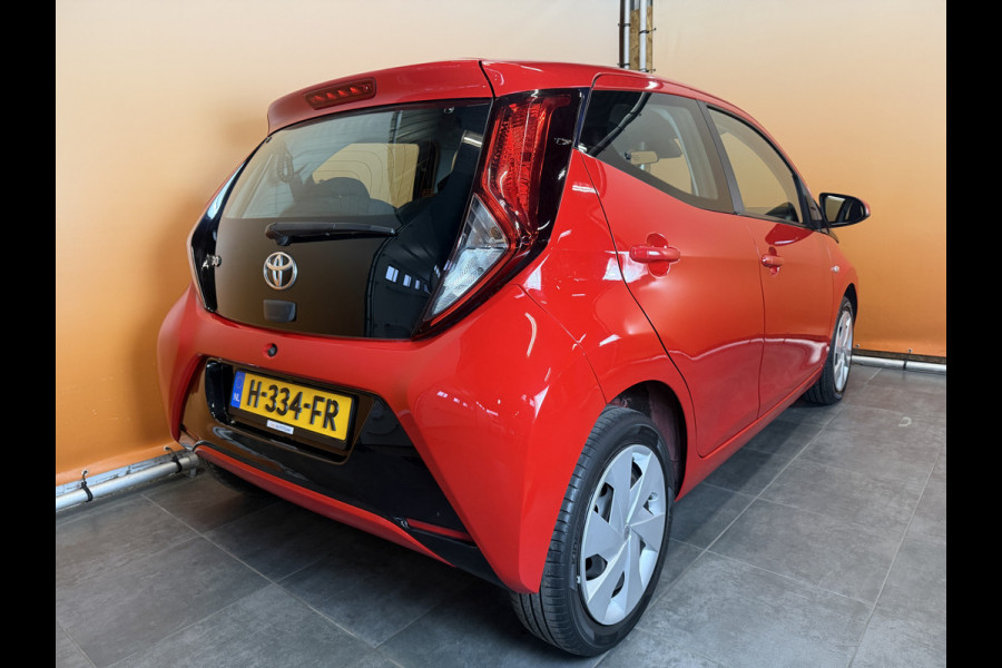 Toyota Aygo 1.0 VVT-i x-play automaat | airco | camera | 5drs rijstrooksensor | brake assist