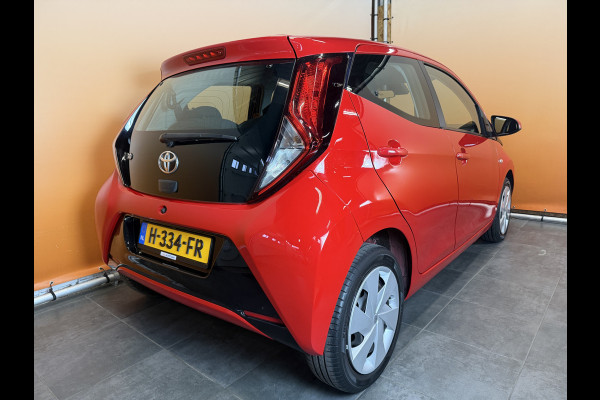 Toyota Aygo 1.0 VVT-i x-play automaat | airco | camera | 5drs rijstrooksensor | brake assist