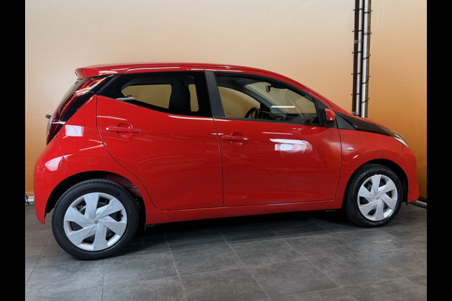 Toyota Aygo 1.0 VVT-i x-play automaat | airco | camera | 5drs rijstrooksensor | brake assist