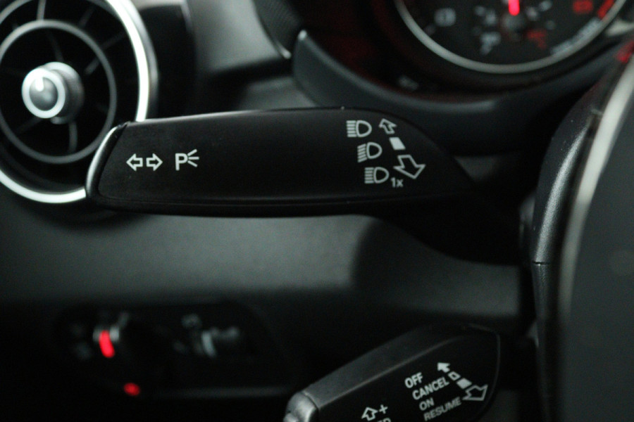 Audi A1 Sportback 1.0 TFSI Advance Sport (NAVIGATIE, CRUISE CONTROL, AUTOMAAT)