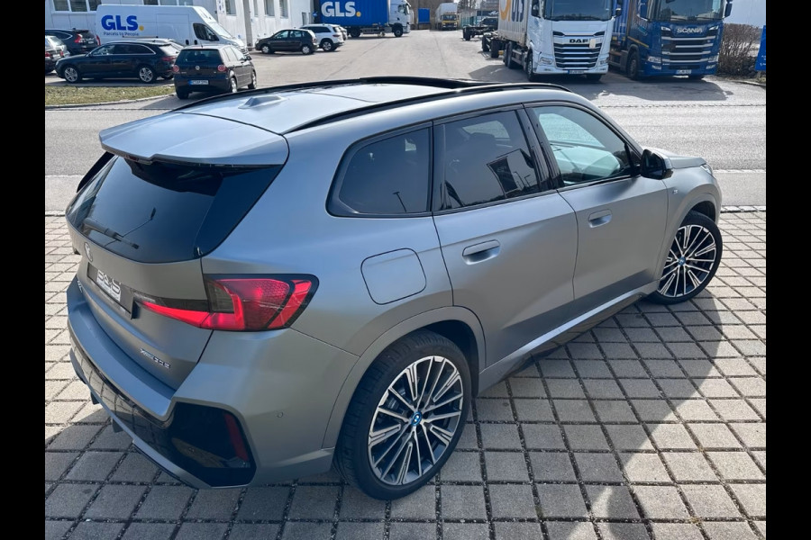 BMW X1 xDrive30e M-SPORT ** FROZEN GREY / MOKKA LEDER, FULL OPTIONS, PANO, TREKH, 20-inch LMV, INNOVATION ** Ex BMW-AG ** ** INFORMEER OOK NAAR ONZE AANTREKKELIJKE FINANCIAL-LEASE TARIEVEN **