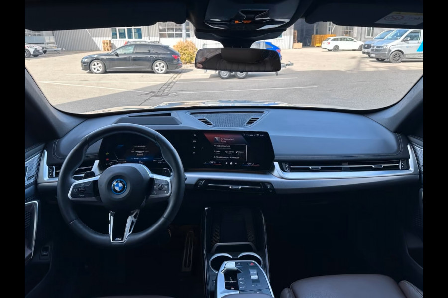 BMW X1 xDrive30e M-SPORT ** FROZEN GREY / MOKKA LEDER, FULL OPTIONS, PANO, TREKH, 20-inch LMV, INNOVATION ** Ex BMW-AG ** ** INFORMEER OOK NAAR ONZE AANTREKKELIJKE FINANCIAL-LEASE TARIEVEN **