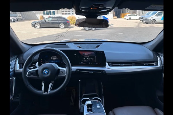 BMW X1 xDrive30e M-SPORT ** FROZEN GREY / MOKKA LEDER, FULL OPTIONS, PANO, TREKH, 20-inch LMV, INNOVATION ** Ex BMW-AG ** ** INFORMEER OOK NAAR ONZE AANTREKKELIJKE FINANCIAL-LEASE TARIEVEN **