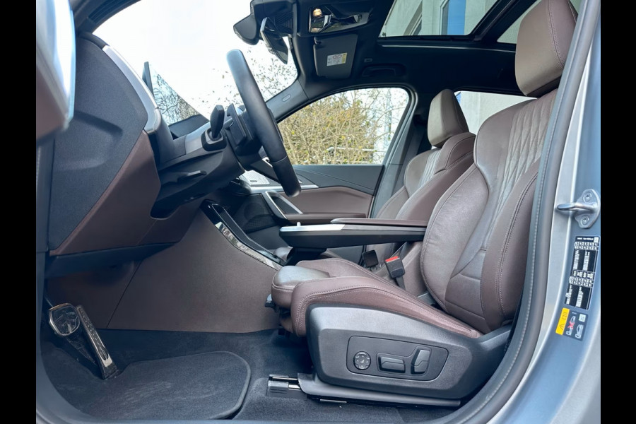 BMW X1 xDrive30e M-SPORT ** FROZEN GREY / MOKKA LEDER, FULL OPTIONS, PANO, TREKH, 20-inch LMV, INNOVATION ** Ex BMW-AG ** ** INFORMEER OOK NAAR ONZE AANTREKKELIJKE FINANCIAL-LEASE TARIEVEN **