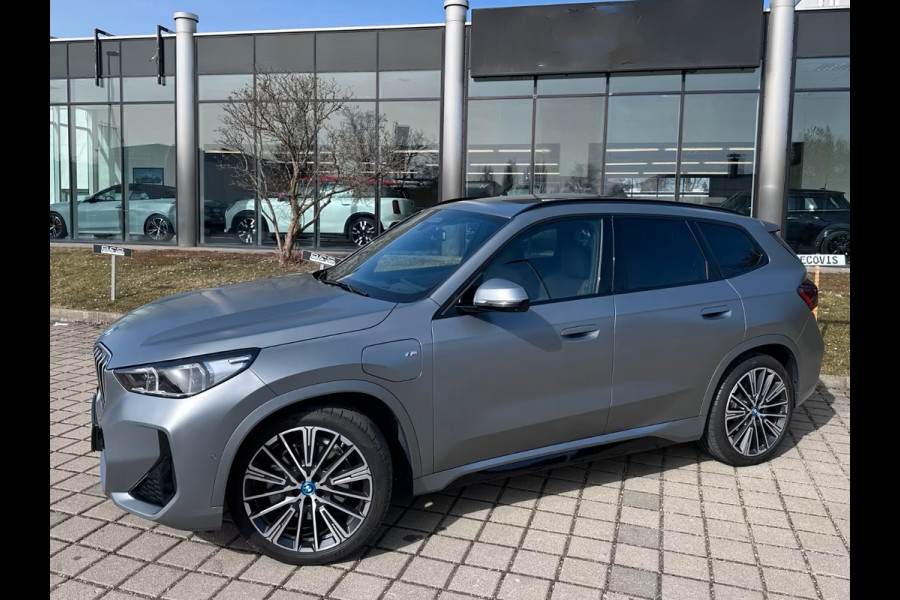 BMW X1 xDrive30e M-SPORT ** FROZEN GREY / MOKKA LEDER, FULL OPTIONS, PANO, TREKH, 20-inch LMV, INNOVATION ** Ex BMW-AG ** ** INFORMEER OOK NAAR ONZE AANTREKKELIJKE FINANCIAL-LEASE TARIEVEN **