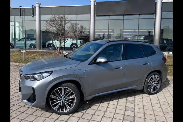 BMW X1 xDrive30e M-SPORT ** FROZEN GREY / MOKKA LEDER, FULL OPTIONS, PANO, TREKH, 20-inch LMV, INNOVATION ** Ex BMW-AG ** ** INFORMEER OOK NAAR ONZE AANTREKKELIJKE FINANCIAL-LEASE TARIEVEN **