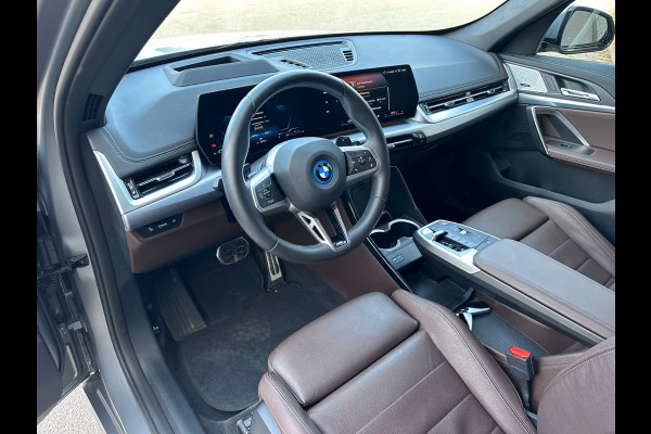 BMW X1 xDrive30e M-SPORT ** FROZEN GREY / MOKKA LEDER, FULL OPTIONS, PANO, TREKH, 20-inch LMV, INNOVATION ** Ex BMW-AG ** ** INFORMEER OOK NAAR ONZE AANTREKKELIJKE FINANCIAL-LEASE TARIEVEN **