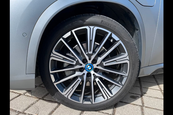 BMW X1 xDrive30e M-SPORT ** FROZEN GREY / MOKKA LEDER, FULL OPTIONS, PANO, TREKH, 20-inch LMV, INNOVATION ** Ex BMW-AG ** ** INFORMEER OOK NAAR ONZE AANTREKKELIJKE FINANCIAL-LEASE TARIEVEN **