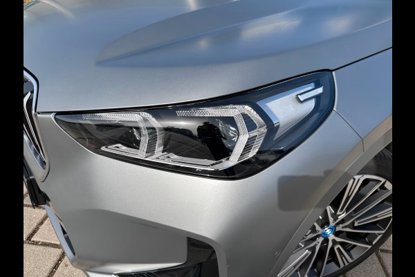 BMW X1 xDrive30e M-SPORT ** FROZEN GREY / MOKKA LEDER, FULL OPTIONS, PANO, TREKH, 20-inch LMV, INNOVATION ** Ex BMW-AG ** ** INFORMEER OOK NAAR ONZE AANTREKKELIJKE FINANCIAL-LEASE TARIEVEN **