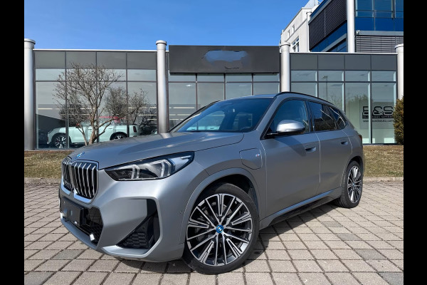 BMW X1 xDrive30e M-SPORT ** FROZEN GREY / MOKKA LEDER, FULL OPTIONS, PANO, TREKH, 20-inch LMV, INNOVATION ** Ex BMW-AG ** ** INFORMEER OOK NAAR ONZE AANTREKKELIJKE FINANCIAL-LEASE TARIEVEN **