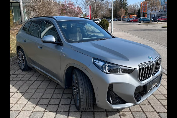 BMW X1 xDrive30e M-SPORT ** FROZEN GREY / MOKKA LEDER, FULL OPTIONS, PANO, TREKH, 20-inch LMV, INNOVATION ** Ex BMW-AG ** ** INFORMEER OOK NAAR ONZE AANTREKKELIJKE FINANCIAL-LEASE TARIEVEN **