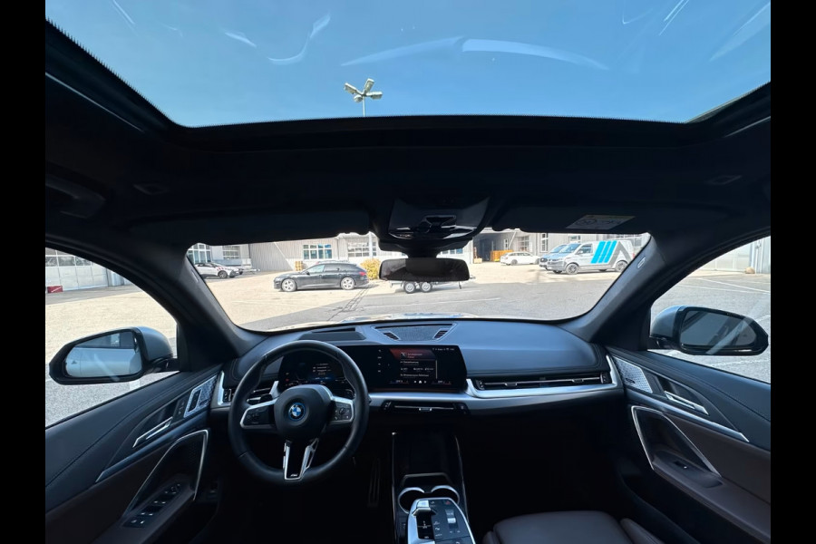 BMW X1 xDrive30e M-SPORT ** FROZEN GREY / MOKKA LEDER, FULL OPTIONS, PANO, TREKH, 20-inch LMV, INNOVATION ** Ex BMW-AG ** ** INFORMEER OOK NAAR ONZE AANTREKKELIJKE FINANCIAL-LEASE TARIEVEN **