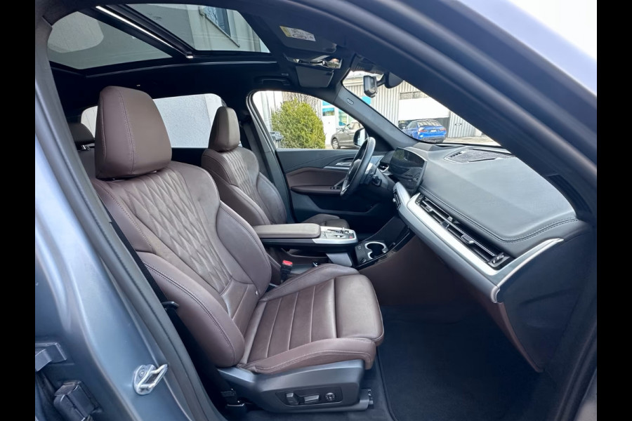 BMW X1 xDrive30e M-SPORT ** FROZEN GREY / MOKKA LEDER, FULL OPTIONS, PANO, TREKH, 20-inch LMV, INNOVATION ** Ex BMW-AG ** ** INFORMEER OOK NAAR ONZE AANTREKKELIJKE FINANCIAL-LEASE TARIEVEN **