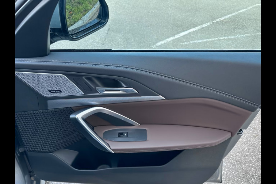 BMW X1 xDrive30e M-SPORT ** FROZEN GREY / MOKKA LEDER, FULL OPTIONS, PANO, TREKH, 20-inch LMV, INNOVATION ** Ex BMW-AG ** ** INFORMEER OOK NAAR ONZE AANTREKKELIJKE FINANCIAL-LEASE TARIEVEN **