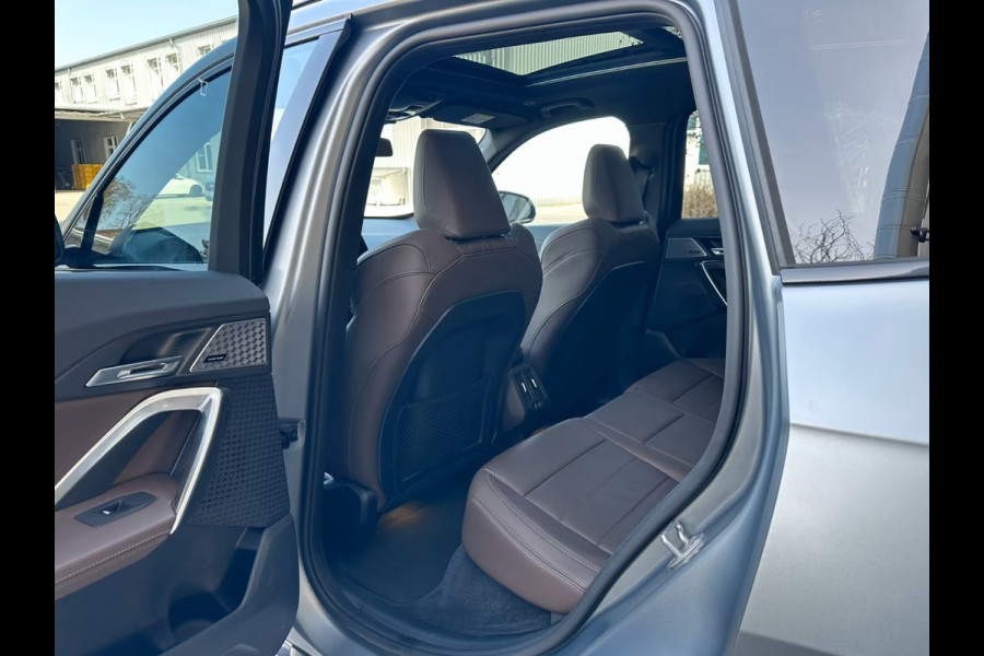 BMW X1 xDrive30e M-SPORT ** FROZEN GREY / MOKKA LEDER, FULL OPTIONS, PANO, TREKH, 20-inch LMV, INNOVATION ** Ex BMW-AG ** ** INFORMEER OOK NAAR ONZE AANTREKKELIJKE FINANCIAL-LEASE TARIEVEN **