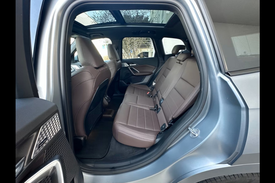 BMW X1 xDrive30e M-SPORT ** FROZEN GREY / MOKKA LEDER, FULL OPTIONS, PANO, TREKH, 20-inch LMV, INNOVATION ** Ex BMW-AG ** ** INFORMEER OOK NAAR ONZE AANTREKKELIJKE FINANCIAL-LEASE TARIEVEN **