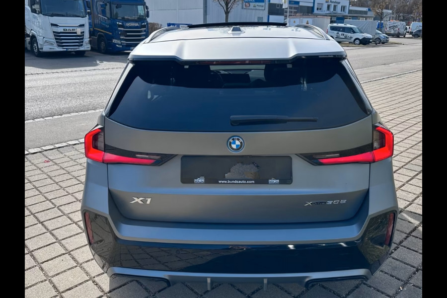BMW X1 xDrive30e M-SPORT ** FROZEN GREY / MOKKA LEDER, FULL OPTIONS, PANO, TREKH, 20-inch LMV, INNOVATION ** Ex BMW-AG ** ** INFORMEER OOK NAAR ONZE AANTREKKELIJKE FINANCIAL-LEASE TARIEVEN **