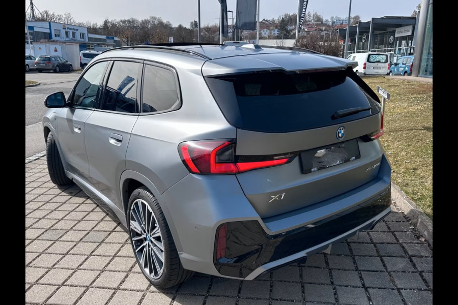 BMW X1 xDrive30e M-SPORT ** FROZEN GREY / MOKKA LEDER, FULL OPTIONS, PANO, TREKH, 20-inch LMV, INNOVATION ** Ex BMW-AG ** ** INFORMEER OOK NAAR ONZE AANTREKKELIJKE FINANCIAL-LEASE TARIEVEN **
