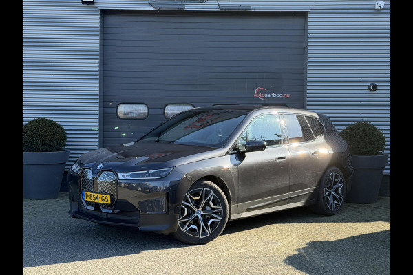 BMW iX xDrive50 High Executive 112 kWh SOH 92% | Sky Lounge | 360* Camera | Massage | Stoelventilatie/Verwarming | Elektrische Trekhaak |