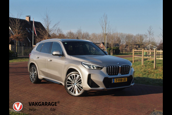 BMW iX1 xDrive30 Launch Edition 67 kWh | M-Pakket | Harman Kardon | Sfeerverlichting | Camera | Apple Carplay | NL-Auto |