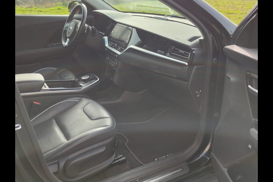 Kia e-Niro ExecutiveLine 64kWh SOH 100% Leer Warmtepomp Adaptive-Cruise Elek.Stoel+Memory JBL®-Audio Camera Apple Carplay Android Pdc Navi  Stoelverwarming+Koeling Stuurverwarming Lmv Privacy Glas DAB Vess Lane Assist Blind Spot 1e Eigenaar Origineel Nederlandse Auto