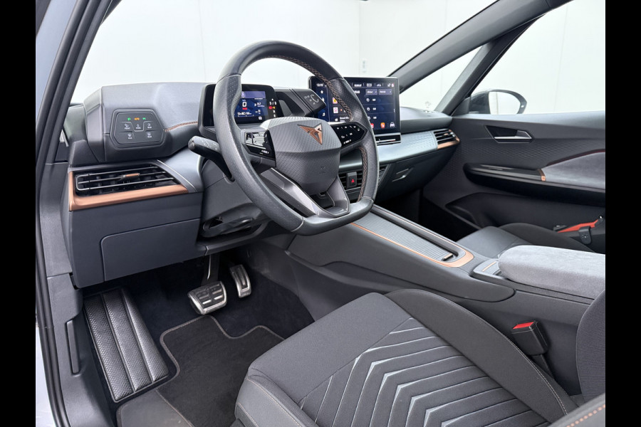 CUPRA Born Edition 62kWh 3 Fase Navi Ecc Apple Carplay Android 18"lm Adaptive-Cruise Pdc SOH 93% Stoel+Stuurverwarming Privacy Glas Lmv Led Isofix DAB Bluetooth Rijstrooksensor 1e Eigenaar Origineel Nederlandse Auto Dealeronderhouden 11kw laden thuis