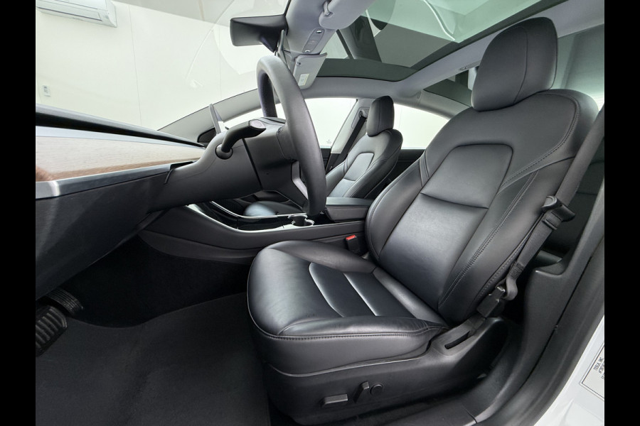 Tesla Model 3 SR+ 325PK AutoPilot Leer Pano-Dak Adaptive Cruise Lmv 18" Camera's Elektr.-Stuur+Stoelen+Spiegels+Geheugen+Easy-Entry+Verwarmde  Soh 85% Ecc Navi Led DAB Voorverwarmen interieur via App Keyless One-Pedal-Drive 1e Eigenaar Origineel Nederlands Fabrieksgarantie op Accu en Motor tot 28-9-2028/160.000KM