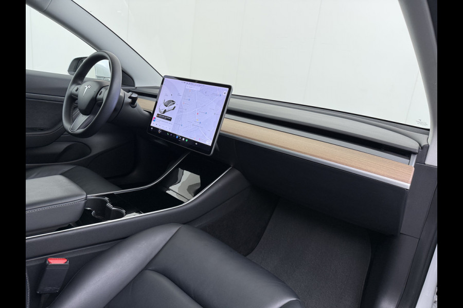 Tesla Model 3 SR+ 325PK AutoPilot Leer Pano-Dak Adaptive Cruise Lmv 18" Camera's Elektr.-Stuur+Stoelen+Spiegels+Geheugen+Easy-Entry+Verwarmde  Soh 85% Ecc Navi Led DAB Voorverwarmen interieur via App Keyless One-Pedal-Drive 1e Eigenaar Origineel Nederlands Fabrieksgarantie op Accu en Motor tot 28-9-2028/160.000KM