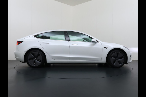 Tesla Model 3 SR+ 325PK AutoPilot Leer Pano-Dak Adaptive Cruise Lmv 18" Camera's Elektr.-Stuur+Stoelen+Spiegels+Geheugen+Easy-Entry+Verwarmde  Soh 85% Ecc Navi Led DAB Voorverwarmen interieur via App Keyless One-Pedal-Drive 1e Eigenaar Origineel Nederlands Fabrieksgarantie op Accu en Motor tot 28-9-2028/160.000KM