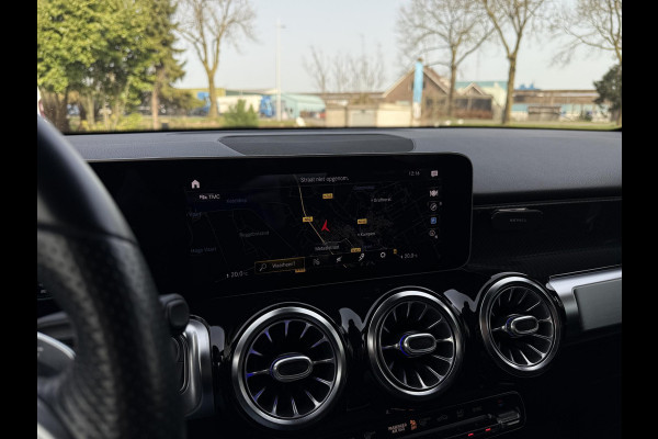 Mercedes-Benz Glb Aut. 180 Sol. AMG Edition | Burmester | Panorama | Camera | Multibeam LED | Sfeerverlichting |