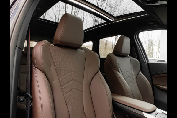 BMW X1 sDrive18i M-Sport Pro - 20 inch - Pano - Memory - Trekhaak - Head-up