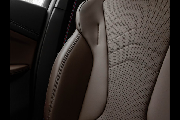 BMW X1 sDrive18i M-Sport Pro - 20 inch - Pano - Memory - Trekhaak - Head-up