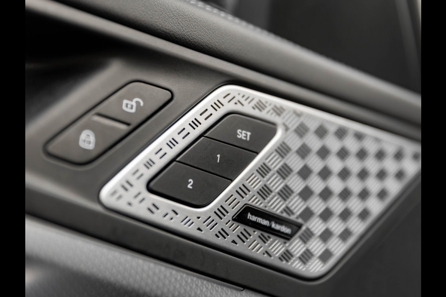 BMW X1 sDrive18i M-Sport Pro - 20 inch - Pano - Memory - Trekhaak - Head-up