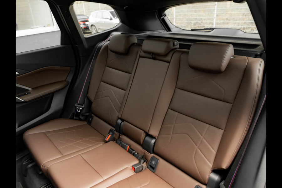 BMW X1 sDrive18i M-Sport Pro - 20 inch - Pano - Memory - Trekhaak - Head-up