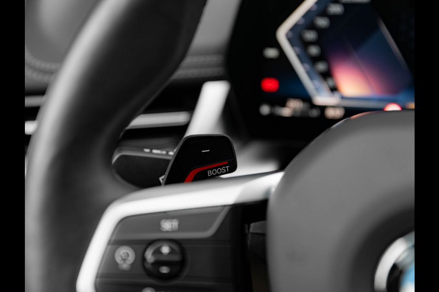 BMW X1 sDrive18i M-Sport Pro - 20 inch - Pano - Memory - Trekhaak - Head-up