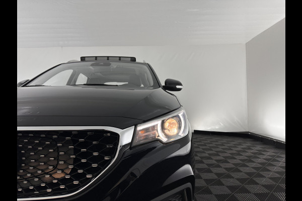 MG ZS EV Luxury 45 kWh {SOH-90%} (INCL-BTW) Aut. *PANO | LEATHER | CCS-FASTLOADER | KEYLESS | NAVI-FULLMAP | ADAPTIVE-CRUISE | CAMERA | HEATED-SPORTSEATS | CARPLAY | BLINDSPOT | DAB | LANE-ASSIST | 17''ALU*