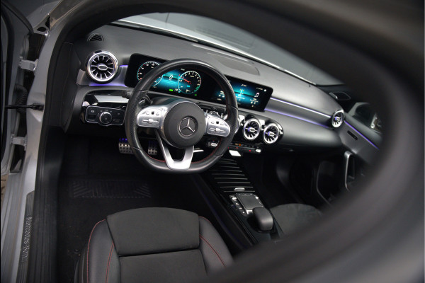 Mercedes-Benz A-Klasse 180 Business Solution AMG | Stoelverwarming | Camera | Ambiance Verlichting | Keyless | Apple Carplay | Navigatie | Cruise Control |