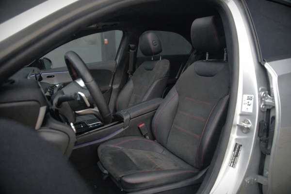 Mercedes-Benz A-Klasse 180 Business Solution AMG | Stoelverwarming | Camera | Ambiance Verlichting | Keyless | Apple Carplay | Navigatie | Cruise Control |