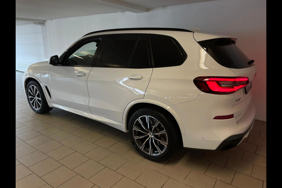 BMW X5 XDrive45e High Executive M PAKKET 394PK AIRCO NAVI CRUISE BT STOELVERW MEM LED LUCHTV 20INCH CAMERA NIEUWSTAAT