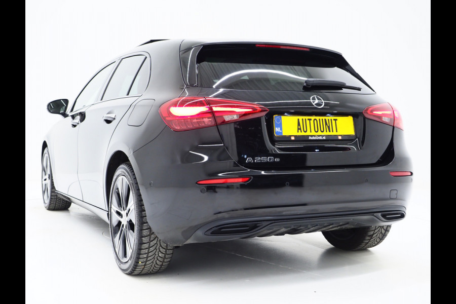 Mercedes-Benz A-Klasse 250 e Luxury Line | Panoramadak | Sfeerlicht | Camera | Keyless | Zwarte Hemel | Cruise | DAB