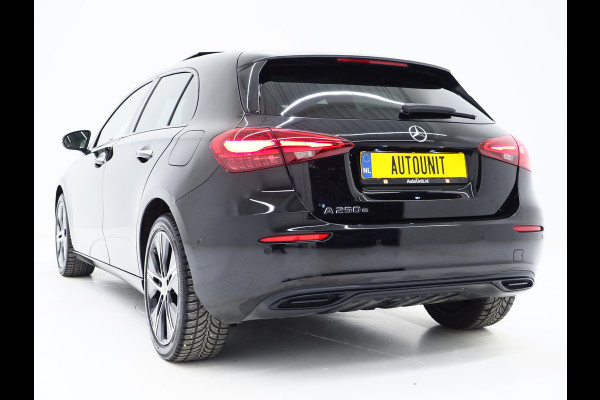 Mercedes-Benz A-Klasse 250 e Luxury Line | Panoramadak | Sfeerlicht | Camera | Keyless | Zwarte Hemel | Cruise | DAB