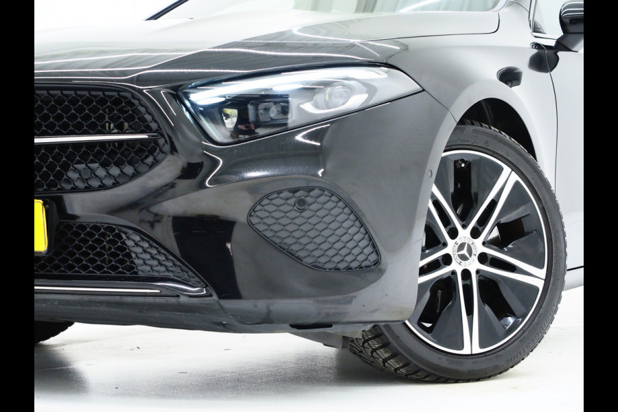 Mercedes-Benz A-Klasse 250 e Luxury Line | Panoramadak | Sfeerlicht | Camera | Keyless | Zwarte Hemel | Cruise | DAB