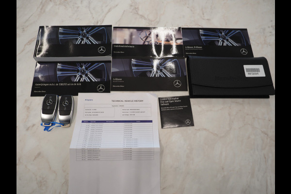 Mercedes-Benz A-Klasse 250 e Luxury Line | Panoramadak | Sfeerlicht | Camera | Keyless | Zwarte Hemel | Cruise | DAB