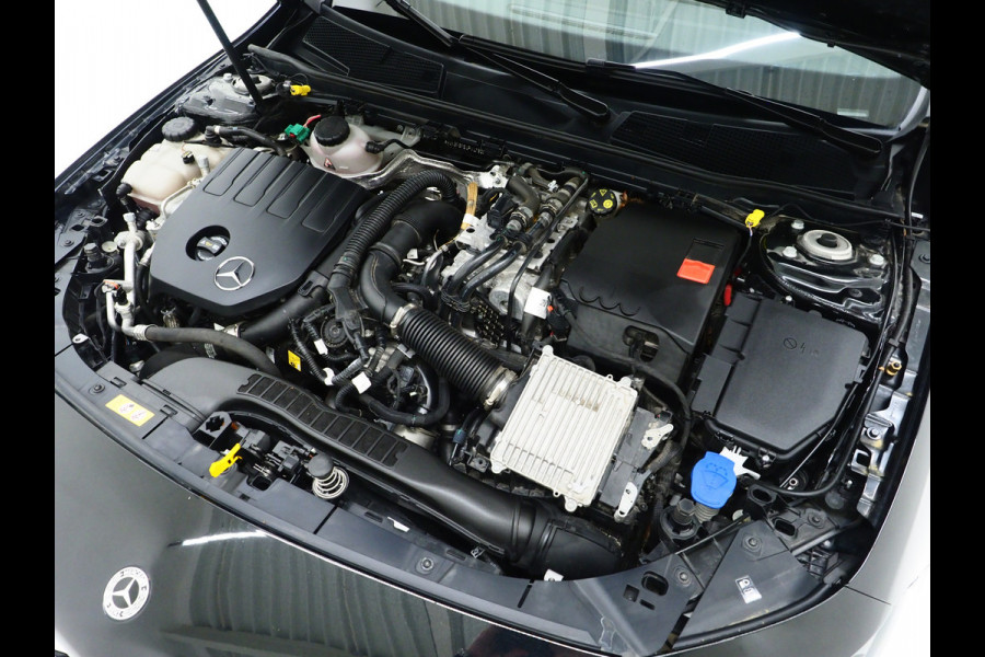 Mercedes-Benz A-Klasse 250 e Luxury Line | Panoramadak | Sfeerlicht | Camera | Keyless | Zwarte Hemel | Cruise | DAB