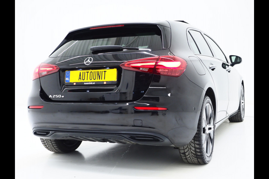 Mercedes-Benz A-Klasse 250 e Luxury Line | Panoramadak | Sfeerlicht | Camera | Keyless | Zwarte Hemel | Cruise | DAB