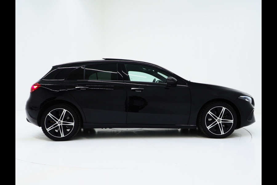 Mercedes-Benz A-Klasse 250 e Luxury Line | Panoramadak | Sfeerlicht | Camera | Keyless | Zwarte Hemel | Cruise | DAB